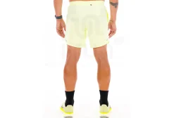 Nike pantalón corto Stride 2 en 1